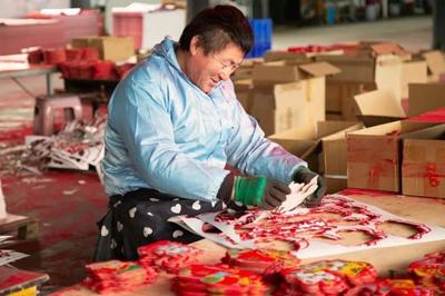 春聯(lián)貼年味!"全國(guó)紅紙第一村"在山東給您送"福"了