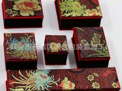 高檔玉器珠寶首飾包裝盒廠家直銷仿古書法錦緞植絨布手鐲盒批發(fā)圖片|高檔玉器珠寶首飾包裝盒廠家直銷仿古書法錦緞植絨布手鐲盒批發(fā)產(chǎn)品圖片由四會(huì)市東城區(qū) 包裝盒加工廠公司生產(chǎn)提供-